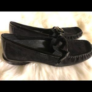 Gently Used- “Asgi” 🖤 black slip-on loafers.